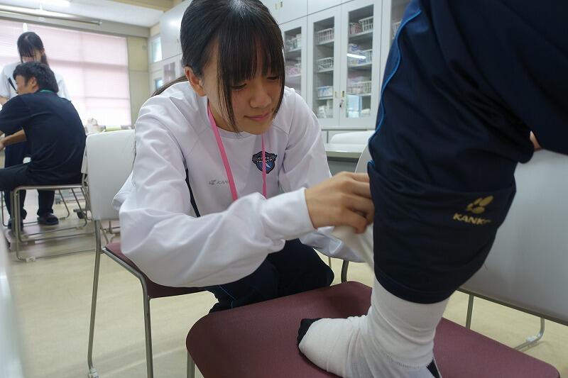 包帯法【巻軸帯】（人間科学科2年生） - 京都府立京都八幡高等学校